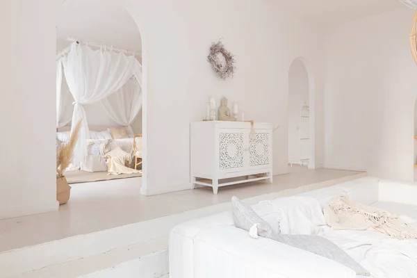 Άνετο Εσωτερικό Ενός Φωτεινό Μπαλί Style Διαμέρισμα Λευκούς Τοίχους Καρέκλα — Φωτογραφία Αρχείου