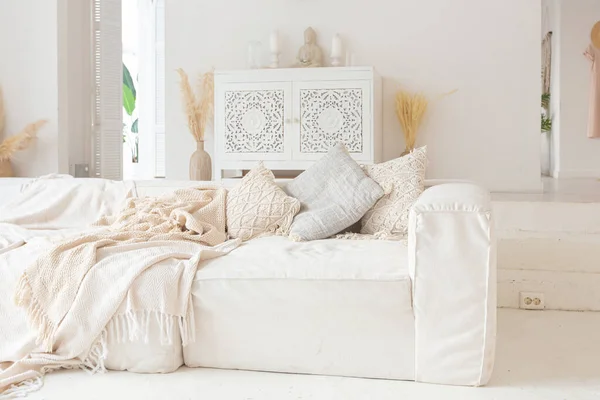 Intérieur Confortable Appartement Lumineux Style Balinais Avec Murs Blancs Chaise — Photo