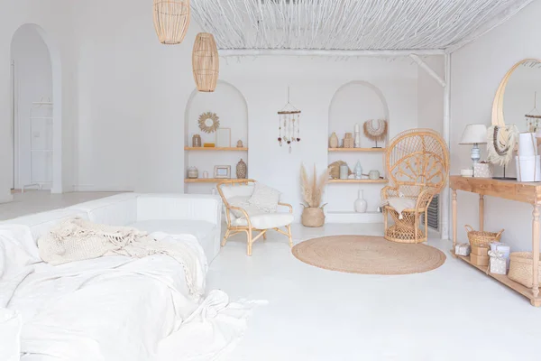 Mysig Interiör Ljus Lägenhet Balinesisk Stil Med Vita Väggar Bambu — Stockfoto