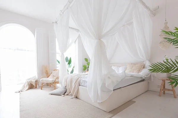 Acogedor Interior Luminoso Apartamento Estilo Balinés Con Paredes Blancas Muebles —  Fotos de Stock