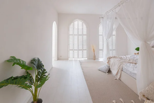 Άνετο Εσωτερικό Ενός Φωτεινό Μπαλί Στυλ Διαμέρισμα Λευκούς Τοίχους Έπιπλα — Φωτογραφία Αρχείου