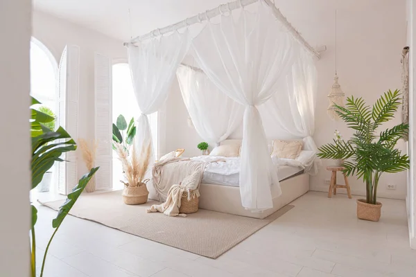 Interior Acolhedor Apartamento Estilo Balinês Brilhante Com Paredes Brancas Móveis — Fotografia de Stock