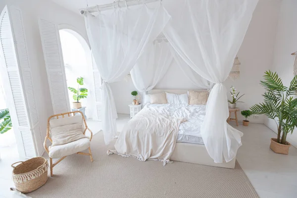 Intérieur Confortable Appartement Lumineux Style Balinais Avec Des Murs Blancs — Photo