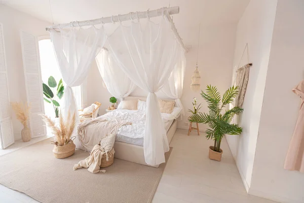 Уютный Интерьер Светлой Квартиры Балийском Стиле Белыми Стенами Бамбуковой Мебелью — стоковое фото