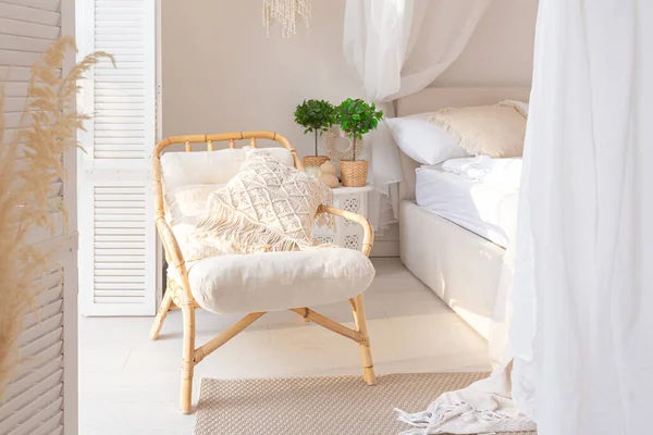 舒适的内部明亮的巴厘风格的公寓与白色的墙壁 竹子家具 有夜灯的卧室 有天平和大窗户的床 — 图库照片