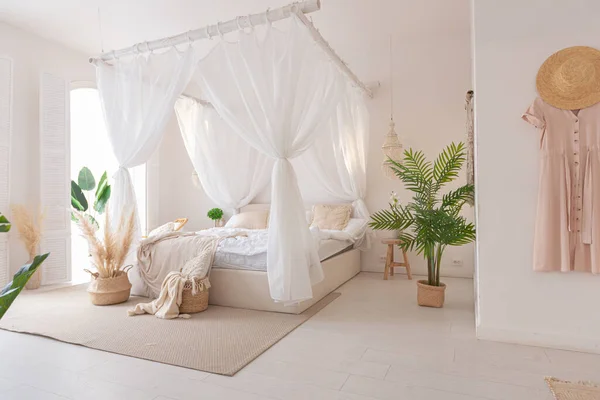 Mysig Interiör Ljus Balinesisk Stil Lägenhet Med Vita Väggar Bambu — Stockfoto