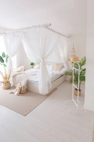 Уютный Интерьер Светлой Квартиры Балийском Стиле Белыми Стенами Бамбуковой Мебелью — стоковое фото