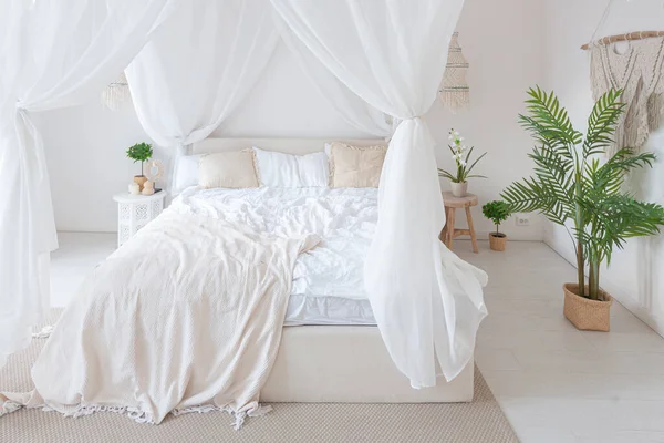 Intérieur Confortable Appartement Lumineux Style Balinais Avec Des Murs Blancs — Photo