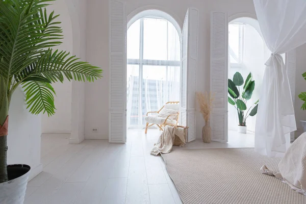 Acogedor Interior Luminoso Apartamento Estilo Balinés Con Paredes Blancas Muebles —  Fotos de Stock