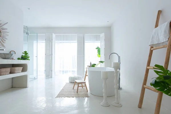 Extra Branco Muito Leve Minimalista Elegante Interior Elegante Banheiro Com — Fotografia de Stock