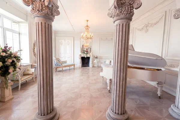 以巴洛克风格出现在客厅里的奢华轻盈的内部 就像在皇家城堡里 墙壁上挂着老式家具 — 图库照片