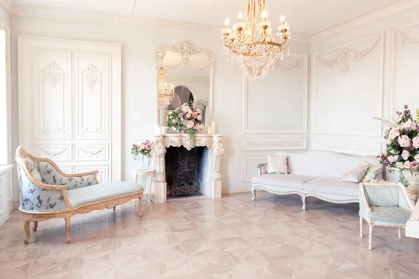Luxuoso Interior Luz Sala Estar Estilo Barroco Como Castelo Real — Fotografia de Stock