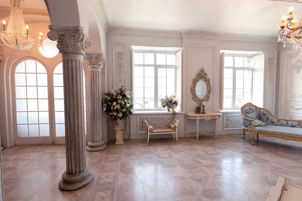 Luxuriöse Helle Einrichtung Des Wohnzimmers Barockstil Wie Einem Königlichen Schloss — Stockfoto