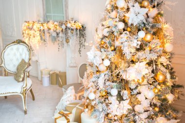 Lüks, pahalı, aydınlık bir oturma odası. Noel ağacı ve büyük pencerelerle süslenmiş kraliyet tarzı.