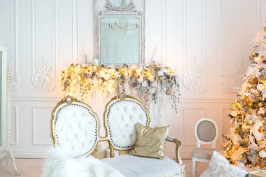 Lüks, pahalı, aydınlık bir oturma odası. Noel ağacı ve büyük pencerelerle süslenmiş kraliyet tarzı.