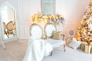 Lüks, pahalı, aydınlık bir oturma odası. Noel ağacı ve büyük pencerelerle süslenmiş kraliyet tarzı.