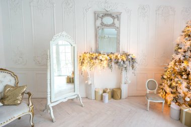 Lüks, pahalı, aydınlık bir oturma odası. Noel ağacı ve büyük pencerelerle süslenmiş kraliyet tarzı.