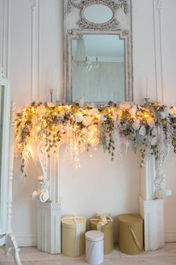 Lüks, pahalı, aydınlık bir oturma odası. Noel ağacı ve büyük pencerelerle süslenmiş kraliyet tarzı.