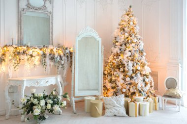 Lüks, pahalı, aydınlık bir oturma odası. Noel ağacı ve büyük pencerelerle süslenmiş kraliyet tarzı.