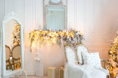 Lüks, pahalı, aydınlık bir oturma odası. Noel ağacı ve büyük pencerelerle süslenmiş kraliyet tarzı.