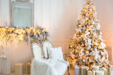 Lüks, pahalı, aydınlık bir oturma odası. Noel ağacı ve büyük pencerelerle süslenmiş kraliyet tarzı.