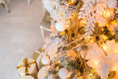 Lüks, pahalı, aydınlık bir oturma odası. Noel ağacı ve büyük pencerelerle süslenmiş kraliyet tarzı.