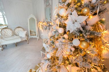 Lüks, pahalı, aydınlık bir oturma odası. Noel ağacı ve büyük pencerelerle süslenmiş kraliyet tarzı.