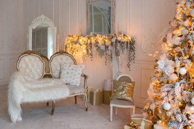 Lüks, pahalı, aydınlık bir oturma odası. Noel ağacı ve büyük pencerelerle süslenmiş kraliyet tarzı.