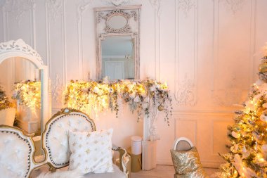 Lüks, pahalı, aydınlık bir oturma odası. Noel ağacı ve büyük pencerelerle süslenmiş kraliyet tarzı.