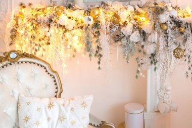 Lüks, pahalı, aydınlık bir oturma odası. Noel ağacı ve büyük pencerelerle süslenmiş kraliyet tarzı.