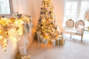 Lüks, pahalı, aydınlık bir oturma odası. Noel ağacı ve büyük pencerelerle süslenmiş kraliyet tarzı.