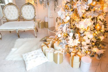 Lüks, pahalı, aydınlık bir oturma odası. Noel ağacı ve büyük pencerelerle süslenmiş kraliyet tarzı.