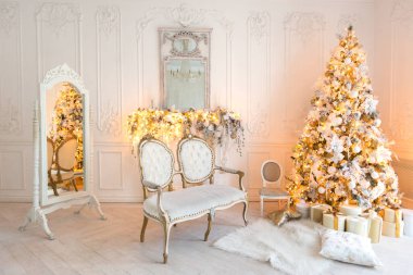 Lüks, pahalı, aydınlık bir oturma odası. Noel ağacı ve büyük pencerelerle süslenmiş kraliyet tarzı.