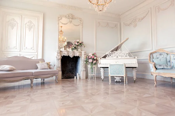 以巴洛克风格出现在客厅里的奢华轻盈的内部 就像在皇家城堡里 墙壁上挂着老式家具 — 图库照片