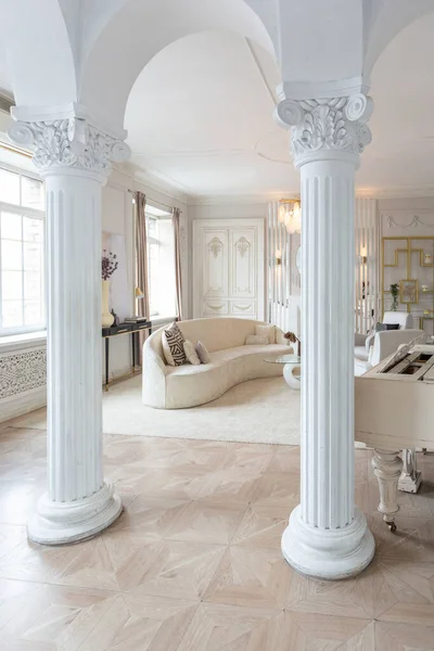 Rico Interior Lujo Una Acogedora Habitación Con Muebles Modernos Elegantes —  Fotos de Stock