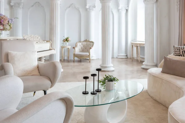 舒适的房间里奢华奢华的室内环境 配有时髦的家具和宏伟的钢琴 墙上装饰着巴洛克柱和粉刷 — 图库照片