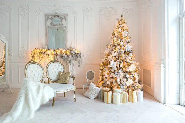 Πολυτελές Ακριβό Φως Εσωτερικό Σαλόνι Βασιλικό Στυλ Διακοσμημένο Ένα Χριστουγεννιάτικο — Φωτογραφία Αρχείου