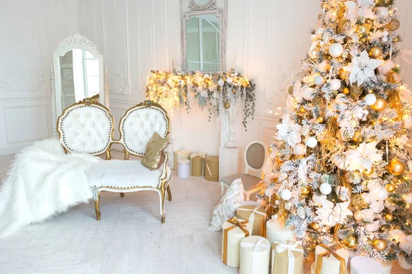 クリスマスツリーと大きな窓で飾られたロイヤルスタイルの豪華な高価な光のインテリアリビングルーム — ストック写真