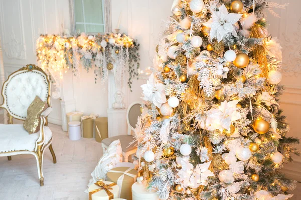 Luxusní Drahý Světlý Interiér Obývací Pokoj Královském Stylu Zdobené Vánoční — Stock fotografie