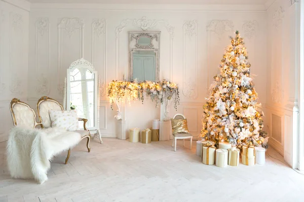 Luxus Drága Világos Belső Nappali Királyi Stílusban Díszített Karácsonyfa Nagy — Stock Fotó