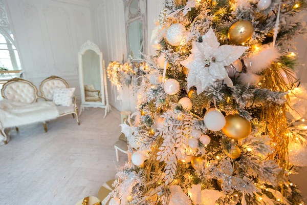 Lüks Pahalı Aydınlık Bir Oturma Odası Noel Ağacı Büyük Pencerelerle — Stok fotoğraf