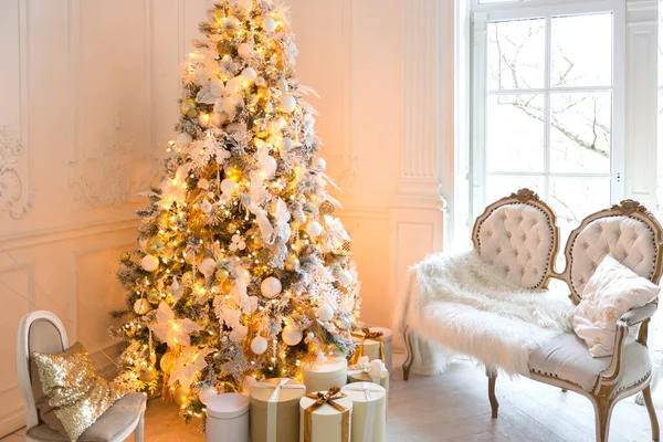 Πολυτελές Ακριβό Φως Εσωτερικό Σαλόνι Βασιλικό Στυλ Διακοσμημένο Ένα Χριστουγεννιάτικο — Φωτογραφία Αρχείου