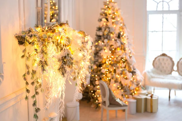 Luxusní Drahý Světlý Interiér Obývací Pokoj Královském Stylu Zdobené Vánoční — Stock fotografie