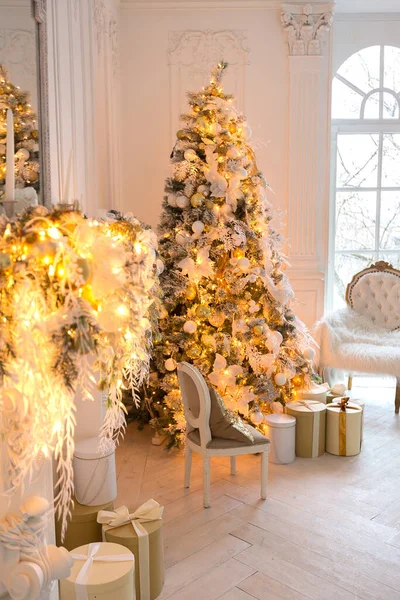 Lüks Pahalı Aydınlık Bir Oturma Odası Noel Ağacı Büyük Pencerelerle — Stok fotoğraf