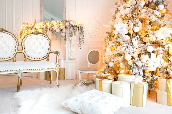 Luxus Drága Világos Belső Nappali Királyi Stílusban Díszített Karácsonyfa Nagy — Stock Fotó