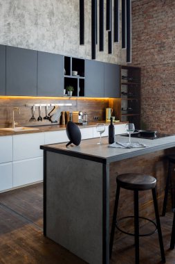 Lüks bir stüdyo daire. Koyu renkli, tavan arası tarzı bedava bir düzen. Adayı olan modern mutfak alanı şöminesi ve spor salonu olan rahat yatak odası.