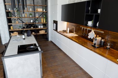 Lüks bir stüdyo daire. Koyu renkli, tavan arası tarzı bedava bir düzen. Adayı olan modern mutfak alanı şöminesi ve spor salonu olan rahat yatak odası.