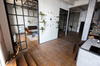 Lüks bir stüdyo daire. Koyu renkli, tavan arası tarzı bedava bir düzen. Adayı olan modern mutfak alanı şöminesi ve spor salonu olan rahat yatak odası.