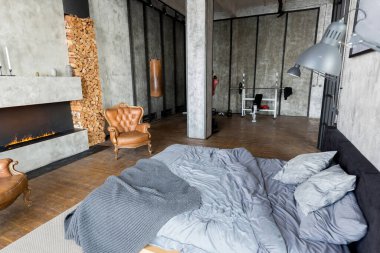 Lüks bir stüdyo daire. Koyu renkli, tavan arası tarzı bedava bir düzen. Adayı olan modern mutfak alanı şöminesi ve spor salonu olan rahat yatak odası.