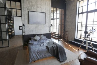 Lüks bir stüdyo daire. Koyu renkli, tavan arası tarzı bedava bir düzen. Adayı olan modern mutfak alanı şöminesi ve spor salonu olan rahat yatak odası.